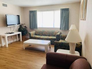 *DELIGHTFUL FAMILY BEACH RETREAT*Pool, Steps to the Sand*H32-3 - Myrtle Beach - 9
