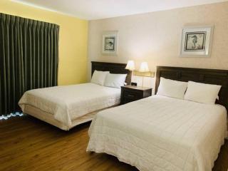 *DELIGHTFUL FAMILY BEACH RETREAT*Pool, Steps to the Sand*H32-3 - Myrtle Beach - 8