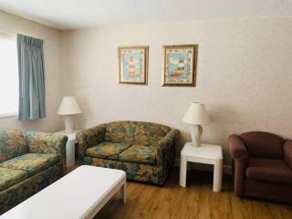*DELIGHTFUL FAMILY BEACH RETREAT*Pool, Steps to the Sand*H32-3 - Myrtle Beach - 7