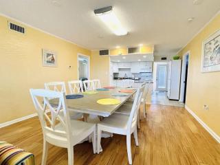 OCEANFRONT HOUSE ON THE SAND 2 Kings 4br 4ba 1st Floor of Triplex SLEEP 12 PGP1 - Myrtle Beach - 6