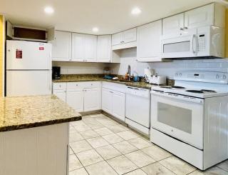 OCEANFRONT HOUSE ON THE SAND 2 Kings 4br 4ba 1st Floor of Triplex SLEEP 12 PGP1 - Myrtle Beach - 5