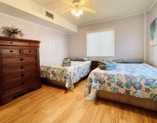 OCEANFRONT HOUSE ON THE SAND 2 Kings 4br 4ba 1st Floor of Triplex SLEEP 12 PGP1 - Myrtle Beach - 8