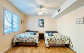 OCEANFRONT HOUSE ON THE SAND 2 Kings 4br 4ba 1st Floor of Triplex SLEEP 12 PGP1 - Myrtle Beach - 2