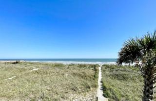 OCEANFRONT HOUSE ON THE SAND 2 Kings 4br 4ba 2nd Floor of Triplex SLEEP 12 PGP2 - Myrtle Beach - 0