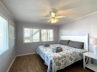 OCEANFRONT HOUSE ON THE SAND 2 Kings 4br 4ba 2nd Floor of Triplex SLEEP 12 PGP2 - Myrtle Beach - 7