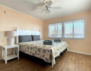 OCEANFRONT HOUSE ON THE SAND 2 Kings 4br 4ba 2nd Floor of Triplex SLEEP 12 PGP2 - Myrtle Beach - 6