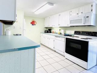OCEANFRONT HOUSE ON THE SAND 2 Kings 4br 4ba 2nd Floor of Triplex SLEEP 12 PGP2 - Myrtle Beach - 5