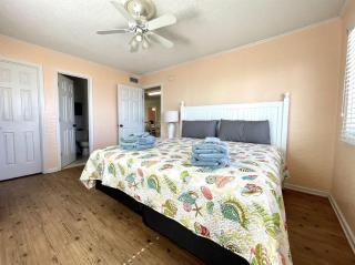 OCEANFRONT HOUSE ON THE SAND 2 Kings 4br 4ba 2nd Floor of Triplex SLEEP 12 PGP2 - Myrtle Beach - 4