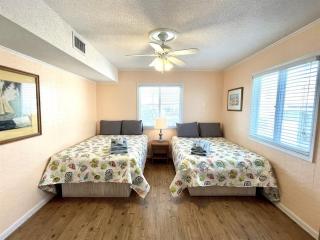 OCEANFRONT HOUSE ON THE SAND 2 Kings 4br 4ba 2nd Floor of Triplex SLEEP 12 PGP2 - Myrtle Beach - 1