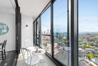 Stunning Mountain Views plus Infinity Pool, Gym, Park - Brisbane - 4