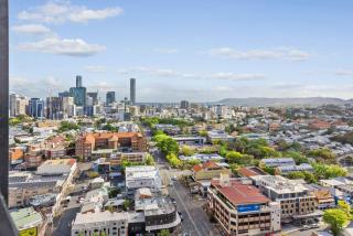 Stunning Mountain Views plus Infinity Pool, Gym, Park - Brisbane - 3