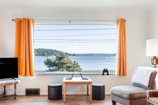 The Little Pink House by AvantStay Water Views - Oak Harbor - 0