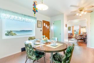 The Little Pink House by AvantStay Water Views - Oak Harbor - 1