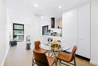 Modern St Kilda 2BR private parking & tram access - 6