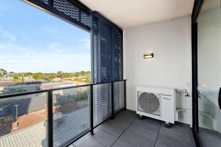 Modern St Kilda 2BR private parking & tram access - 3