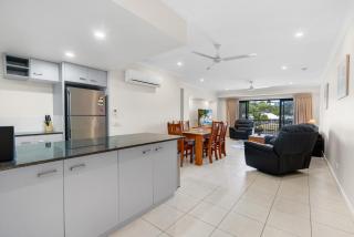 Bright 3-Bed Beachside Stay with Pool & BBQ - Trinity Beach - 5