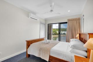 Bright 3-Bed Beachside Stay with Pool & BBQ - Trinity Beach - 1