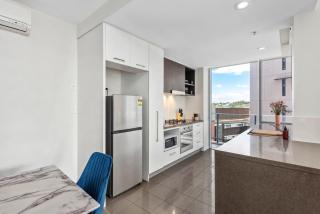 Spacious Portside Apt with Car Park, Bath and Balcony - Brisbane - 4