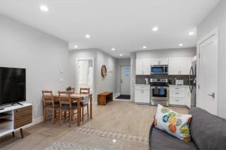 Gorgeous 1 BR Suite in a New House Free Parking - Seattle - 9
