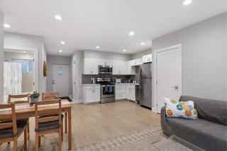 Gorgeous 1 BR Suite in a New House Free Parking - 3