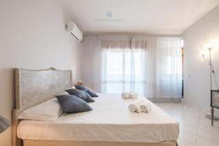 Penthouse a stone's throw from the sea - - 8