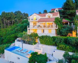 VILLA PHILIPPA - luxurious five-room villa - idyllic location - first row to the sea - spectacular view of the sea bay - unforgettable sunsets - 15 minutes from Supetar ferry port - free parking - private pool - Sutivan - 8