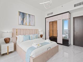 A Sophisticated 2BR Stay w Study in Gemz-9 - 5