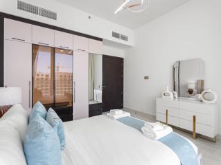 A Sophisticated 2BR Stay w Study in Gemz-9 - 4