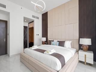 A Sophisticated 2BR Stay w Study in Gemz-9 - 2