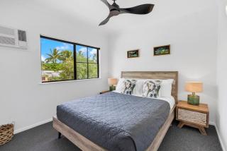 Coral Villa Stylish 2BR Apartment with Pool near Beach & Marina - Port Douglas - 7