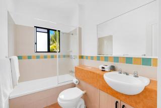 Coral Villa Stylish 2BR Apartment with Pool near Beach & Marina - Port Douglas - 3