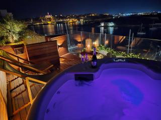 Unique Seafront Triplex Penthouse with Panoramic Bedroom & Rooftop Jacuzzi overlooking Valletta - Sliema - 2