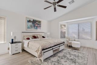 Luxe Mesa Home with Pool, Yard, Game Room - Mesa - 4