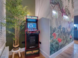 London Putney High St - hot tub, rooftop & cinema - 3