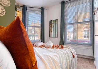 London Putney High St - hot tub, rooftop & cinema - 7