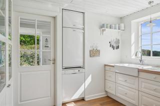 Beachside Cottage With Sea View And Cozy Outdoor Shelter - 3