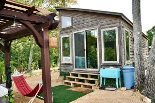 Gorgeous Tiny House with Indoor and Outdoor Lounging Space in Alabama - Rogersville - 1
