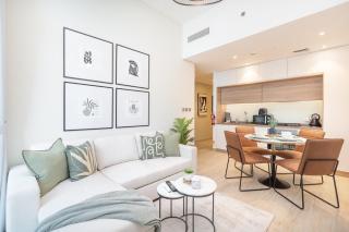 StayShort - Glamorous 1BR Apartment - Steps from the Beach - 2