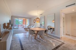 Apartment with large terrace, swimming pool and green areas, next to Puerto Banús - Marbella - 9