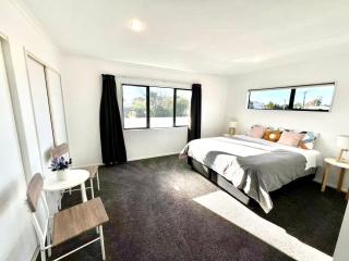 Bright and spacious townhouse CBD fringe CHCH - 5