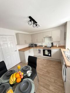 Lovely 2 Bed End Terrace - Private Parking - Garden - 3
