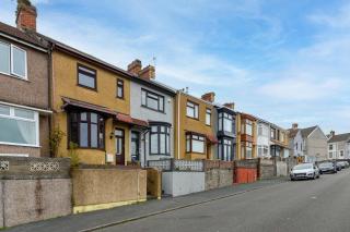 Convenient 3 Bedroom Home in Swansea with Garden - Port Tennant - 1