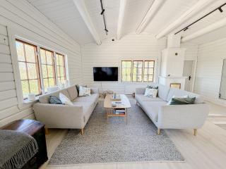 Charming House by the Sea with Beautiful Garden - 3