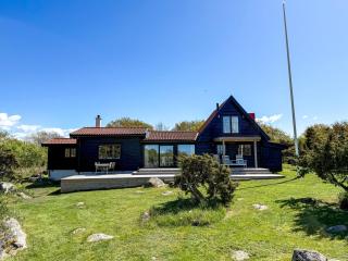 Charming House by the Sea with Beautiful Garden - Glommen - 0