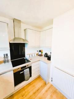 House with 3 BR and 2 Parking bays - Airport 6 Min Walk - Manchester - 1