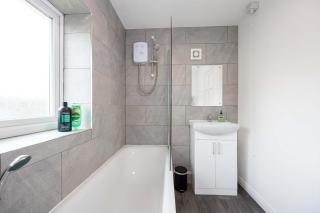 Modern & Spacious 2 Bed Home w Garden in Liverpool - 2
