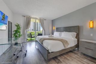 Beachfront Oasis in Sunny Isles 4BR, Pool & Tennis - Sunny Isles Beach - 4