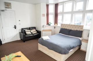 Bv Homely Studio Fifteen At Deighton Huddersfield - 7