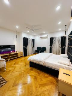 A Luxury Residance with Amazing Pool in DHA, Karachi - Karachi - 5