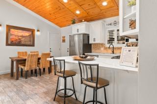 Hummingbird Corner Pet Friendly Great Location Jacuzzi - Big Bear Lake - 3